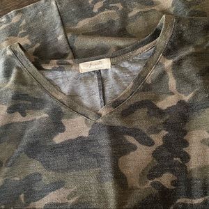Camo V-Neck Tee Shirt 3/4 Sleeve Women’s Large